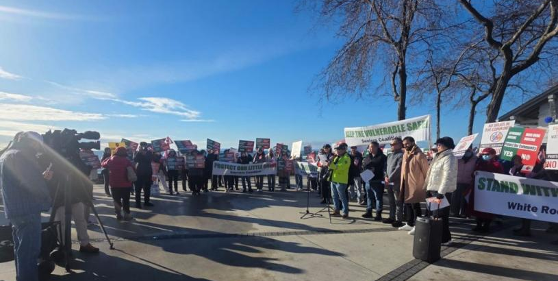 白石市上百居民在白石海濱長廊舉行和平示威，反對卑詩省政府強加在各城市的「支援性房屋」项目