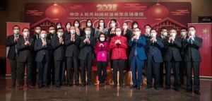 佟晓玲总领事率全体馆员，为2022年北京冬奥会倒计时牌举行揭幕仪式